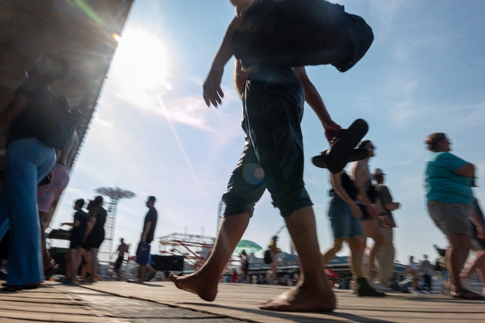 US-SECOND-HEAT-WAVE-OF-YEAR-BRINGS-TEMPS-IN-THE-90'S-TO-NEW-YORK