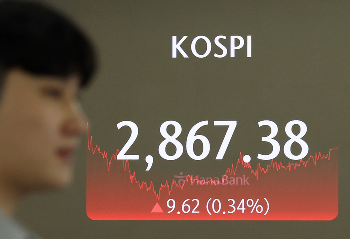 9일 오후 서울 중구 하나은행 딜링룸.연합뉴스