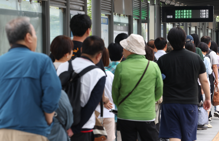 서울 강남구 수서역 병원 셔틀버스 승강장에서 내원객들이 버스를 기다리고 있다.연합뉴스