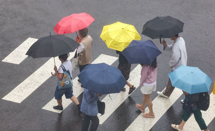 서울 시내 한 대형병원에서 내원객들이 우산을 쓰고 이동하고 있다.연합뉴스