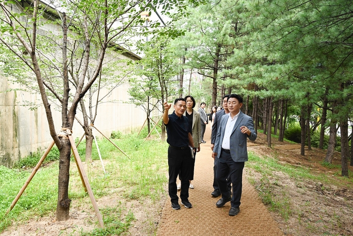 김동근 의정부시장 31일 용현산업단지 인근 녹지에 조성된 산책길 점검