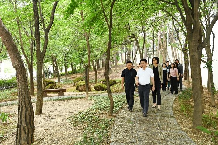 김동근 의정부시장 31일 용현산업단지 인근 녹지에 조성된 산책길 점검