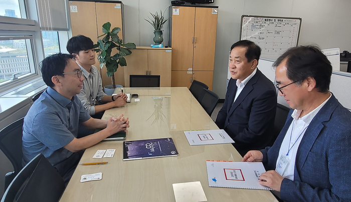 심재국 군수, 박진석 균형발전 제도과장