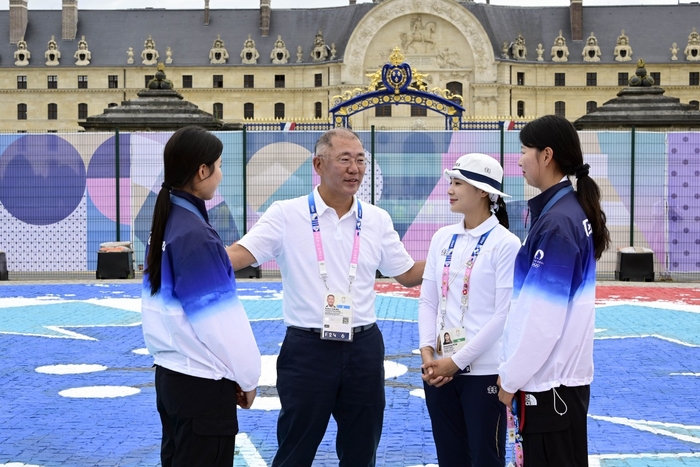 현대차그룹 정의선 회장이 3일(현지시간) 파리 대회 여자 양궁 개인전 시상식 직후 남수현(왼쪽 첫째), 전훈영(오른쪽 둘째), 임시현(오른쪽 첫째) 등 국