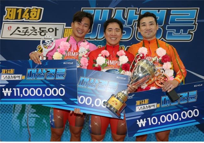 제14회 스포츠동아배 대상 경륜- 왼쪽부터 2위 정종진, 1위 임채빈, 3위 신은섭