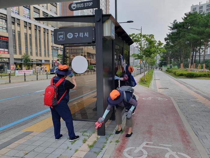 구리실버인력뱅크 공익형 사업인 '대중교통 지킴이' 참여 노인들 버스정류장 환경 정화