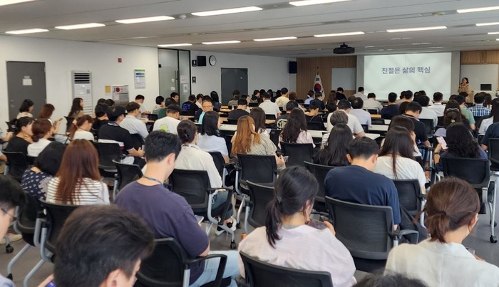 [한국사회보장정보원 직원들이 고객만족 교육을 받고 있다./한국사회보장정보원]