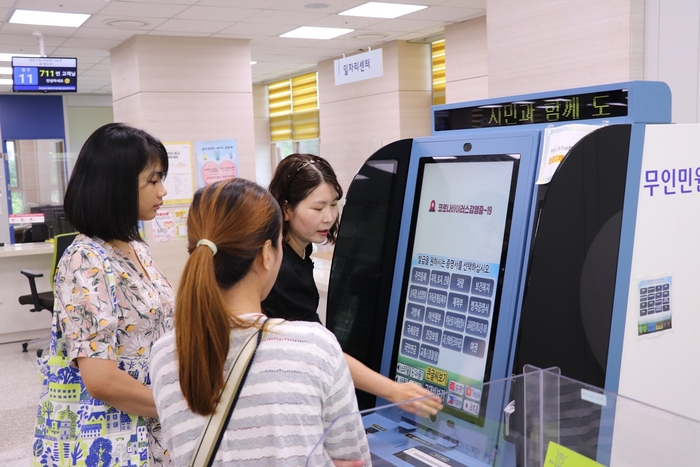 정미순 양주시 민원여권과장 무인민원발급기 외국어 지원서비스 설명