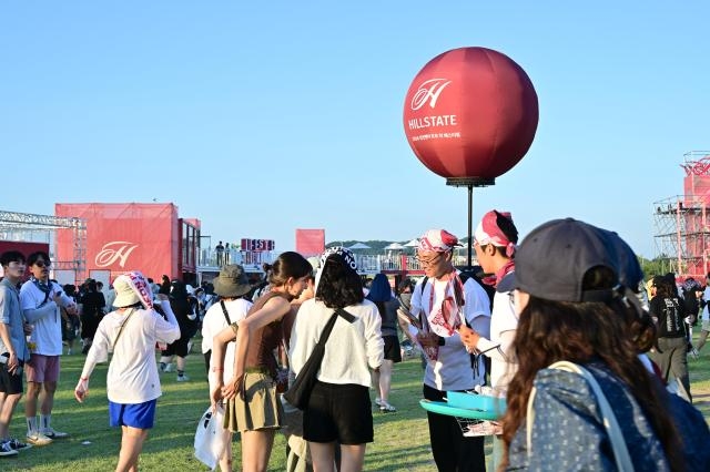 현대건설 직원들이 지난 2~4일 인천 송도달빛축제공원에서 열린 '2024 인천펜타포트 락 페스티벌'에 참가해 관람객들에게 힐스테이트를 홍보하고 있