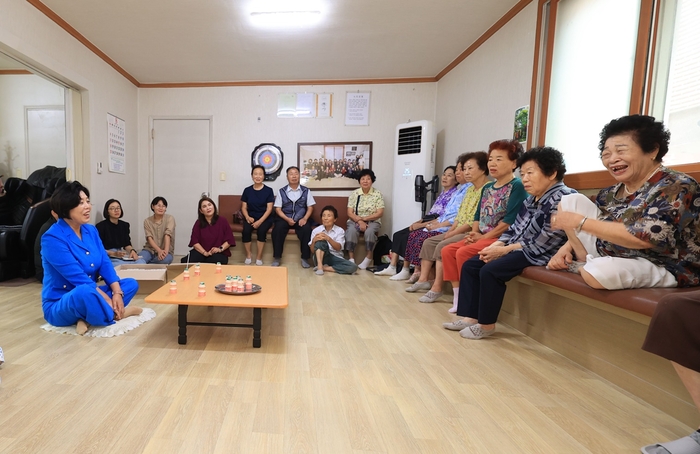 신계용 과천시장 7일 문원2단지 경로당 방문