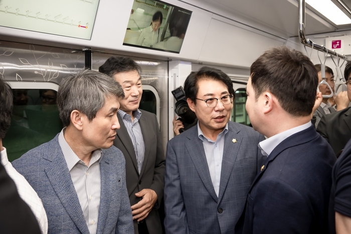 조성대 남양주시의회 의장(왼쪽 세 번째) 9일 별내선 개통식 마치고 열차 시승