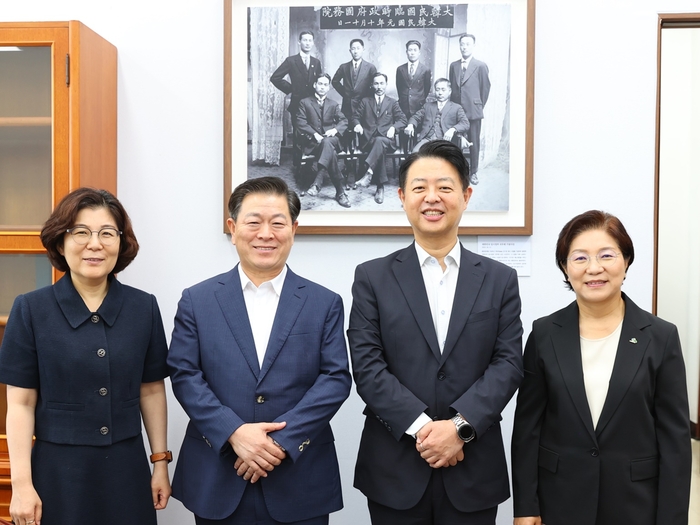 왼쪽부터 김보라 안성시장, 박승원 광명시장, 김영호 교육위원장, 김미경 은평구청장