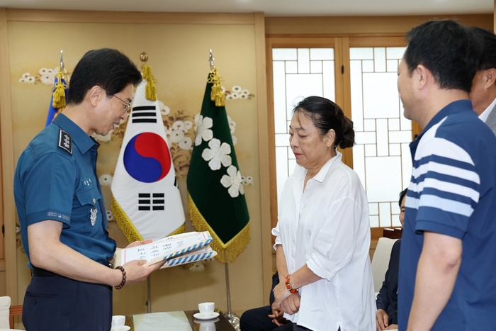 최평숙 대야동주민자치회장(오른쪽) 8일 김봉식 경기남부경찰청장에게 시민 서명부 전달