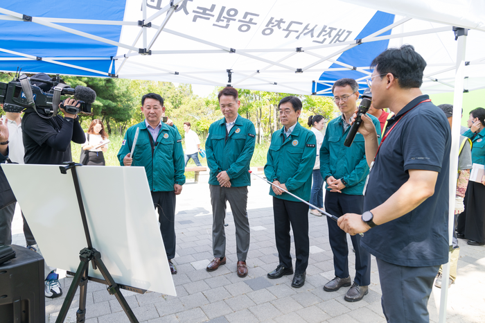 폭염대응 현장사진(왼쪽부터 대전광역시 서구청장 서철모, 환경부차관 이병화, 기상청장 장동언, 금강유역환경청장 조희송)