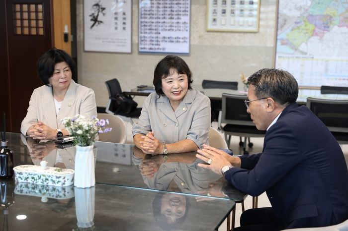 왼쪽부터 김찬심 시흥시의회 부의장, 오인열 시흥시의회 의장, 이상기 시흥교육지원청 교육장