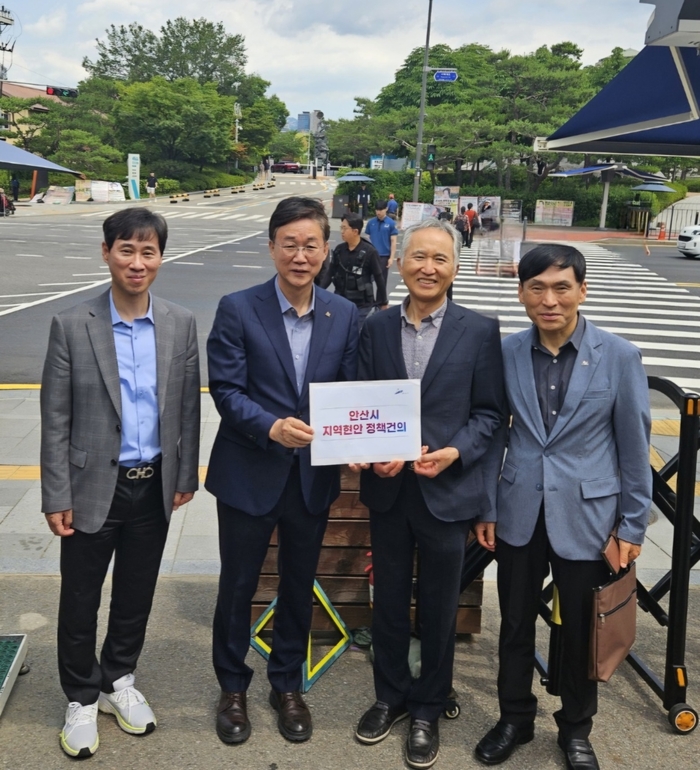 이민근 안산시장-우찬인 원곡고 교장 용산 대통령실 방문해 원곡고 자율형공립고 전환 건의문 전달