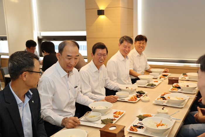 윤해진 NH농협생명 대표이사(사진 가운데)가 19일 서울 서대문구 소재 본사 구내식당에서 임직원들과 아침밥 먹기 운동에 참여한 모습.