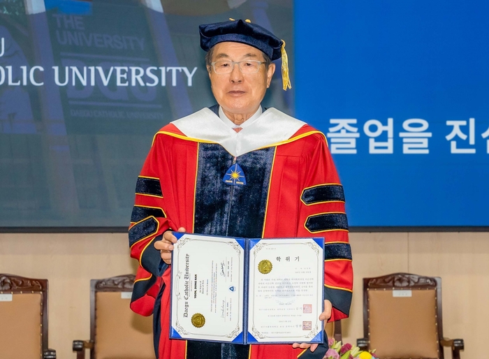 지난 22일 경북 경산시 대구가톨릭대에서 열린 학위수여식에서 윤동한 한국콜마 회장이 문학박사 학위를 받고 기념촬영을 하고 있다. 사진=한국콜마