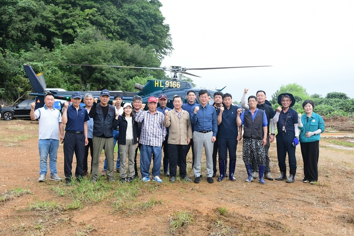 이민근 안산시장 23일 대부도 시화간척지 벼 친환경 헬기방제 참관