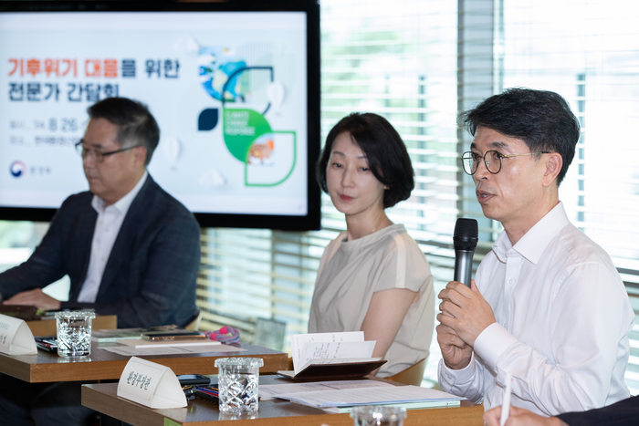 김완섭 환경부장관이 26일 서울 은평구 소재 한국환경산업기술원에서 기후위기 대응을 위한 전문가 간담회를 갖고 기후전문가들과 함께 논의하고 있