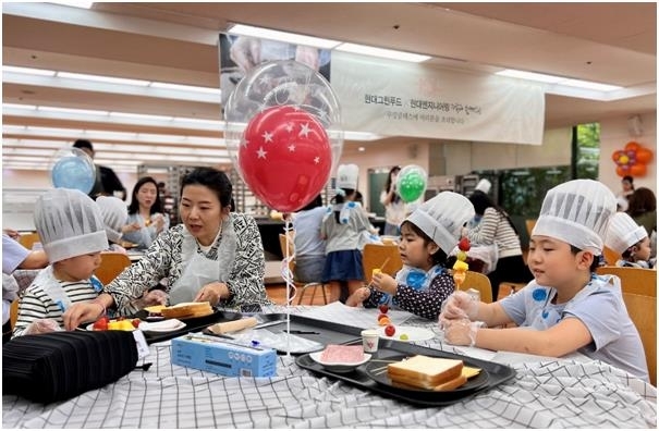 지난 5월18일 가정의 달을 맞아 열린 현대엔지니어링 자녀 초청행사에서 임직원 자녀들이 직접 음식을 만들고 있다.