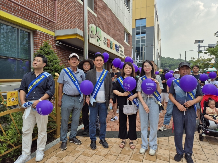 강병덕 하남시갑 지역위원회 동서울변전소 증설반대 특별위원장(왼쪽 세 번째) 25일 감일동 동서울변전소 증설 전면 백지화 촉구 집회 참석