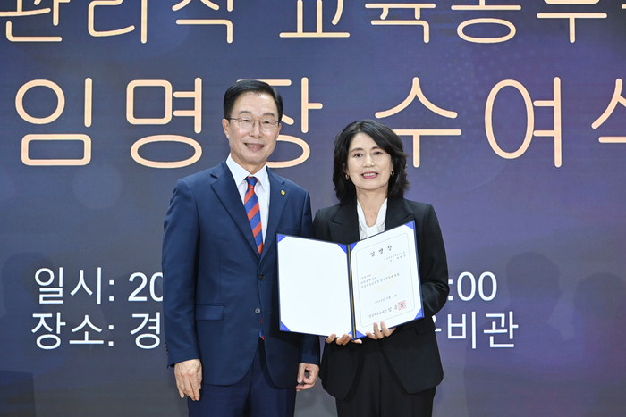 경북교육청, 2024. 9. 1. 자 신규 관리직 교육공무원 임명장 수여(임명장을 받고 있는 백희욱 신임 정책국장