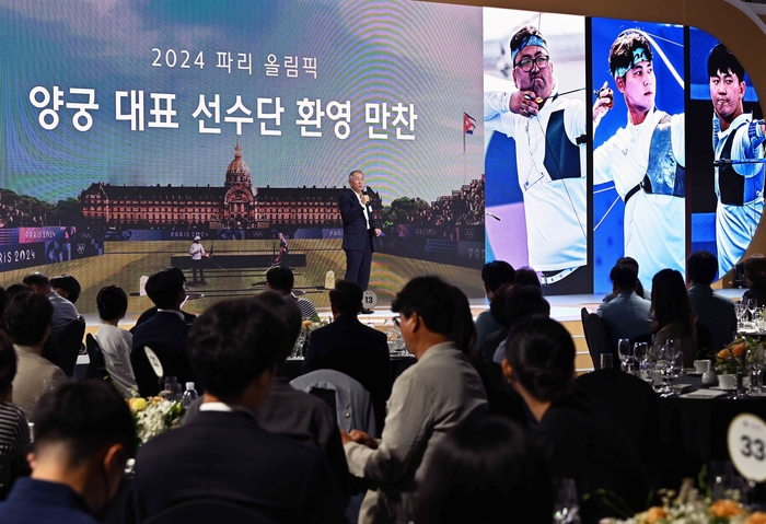 5) 『2024 파리올림픽 양궁대표 선수단 환영 만찬』에 참석한 정의선 회장과 양궁 국가대표 선수단. 사진 앞줄 왼쪽부터 시계방향으로 남수현 선수, 임