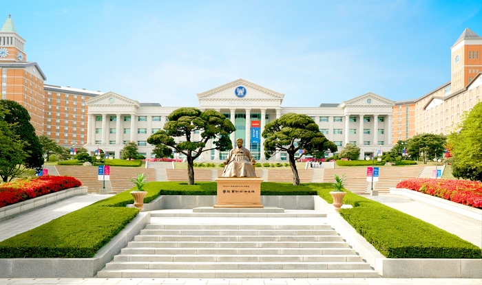 경복대학교 초대 이사장 선덕여사 동상과 캠퍼스 전경