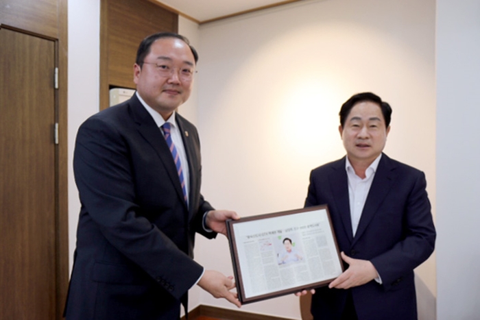 전지용 경복대학교 총장-주광덕 남양주시장(오른쪽)