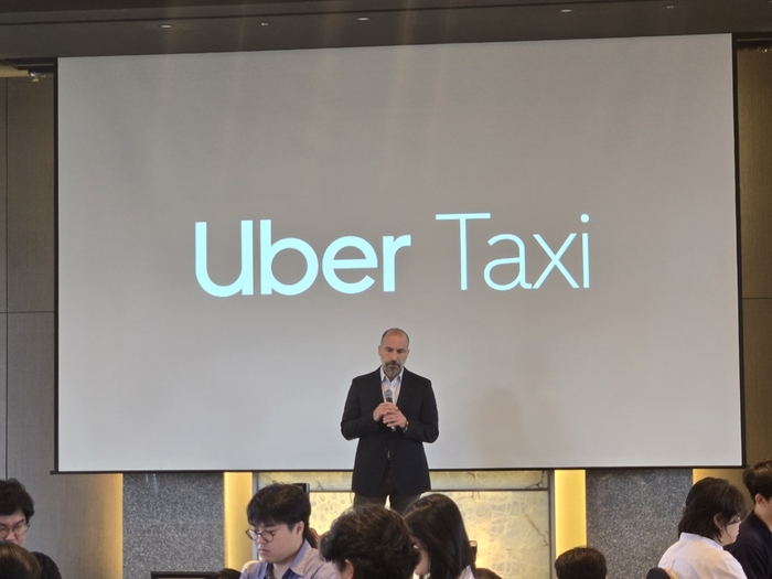 다라 코스로샤히 우버(Uber) CEO가 30일 서울 중구 더 플라자호텔에서 진행된 '우버 글로벌 CEO 방한 기념 미디어 세션'에서 인사말을 하고 있다. 사진=