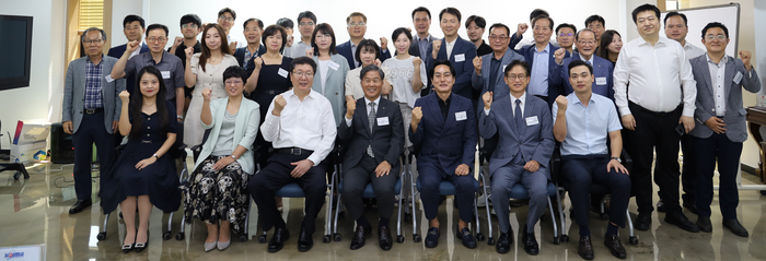 한국수입협회·주한중국대사관·중국 옌청경제기술개발구 관계자들이 우수 기업 설명회에서 기념 사진을 촬영하는 모습. 사진=한국수입협회 제공