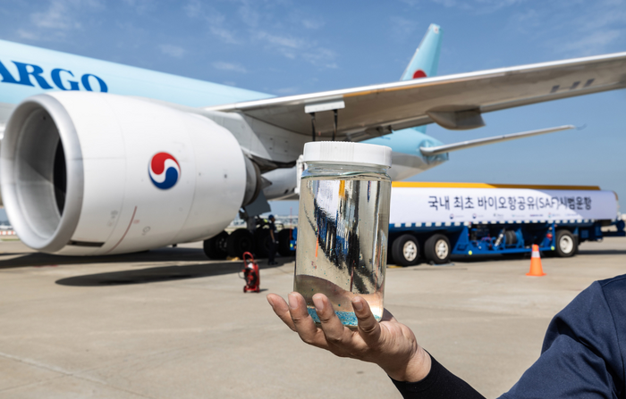 대한항공은 자사 화물기 777F에 GS칼텍스의 지속 가능한 항공유(SAF, Sustainable Aviation Fuel)를 주입해 실증 운항에 나선 바 있다. 사진=대한항공 제공