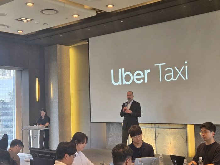 다라 코스로샤히 우버(Uber) CEO가 30일 서울 중구 더 플라자호텔에서 진행된 '우버 글로벌 CEO 방한 기념 미디어 세션'에서 인사말을 하고 있다. 사진=