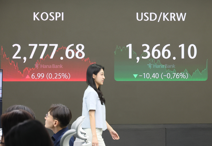 1일 서울 중구 하나은행 본점 딜링룸.연합뉴스