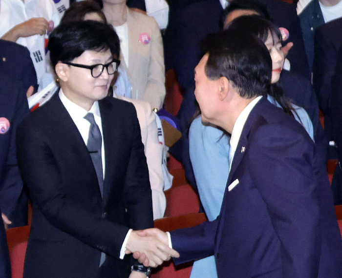 악수하는 윤석열 대통령과 한동훈 국민의힘 대표.대통령실통신사진기자단/연합뉴스