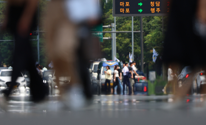 서울 영등포구 여의대로 위로 지열에 의한 아지랑이가 피어오르고 있다.연합뉴스