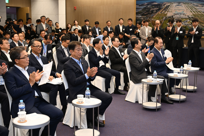 30일 오전 인천국제공항 제2여객터미널에서 열린 국제항공 탈탄소 및 신산업 창출을 위한'지속가능항공유(SAF) 확산 전략 합동발표와 민관협약 체결식