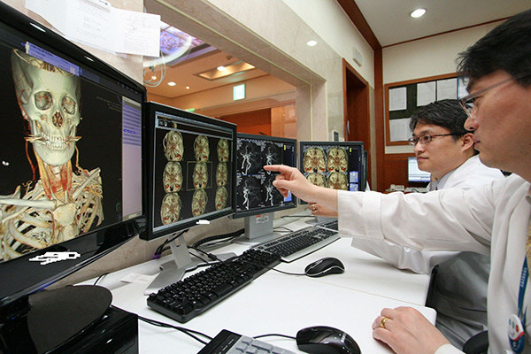 길병원 가천뇌건강센터 의료진이 뇌혈관을 촬영한 자기공명영상(MRI)사진들을 판독하며 의견을 나누고 있다.