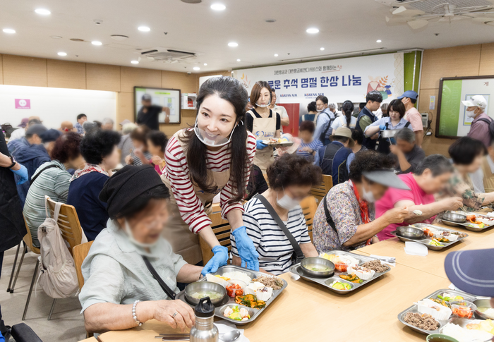 대한항공 사내 봉사단원이 서울 강서구 노인 종합 복지관에서 배식 활동을 하는 모습. 사진=대한항공 제공