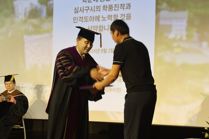 유진선 대경대학교 이사장 외국인 유학생 장학증서 전달