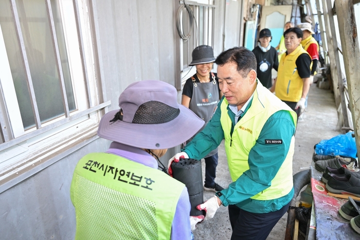 백영현 포천시장 4일 화현면 독거노인 연탄전달 동참