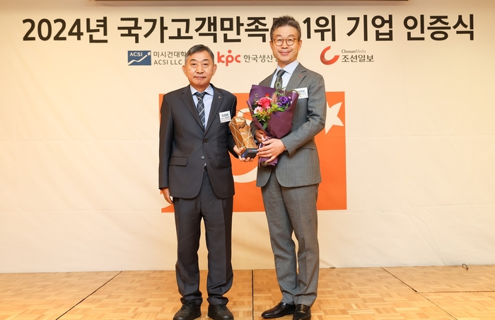 NCSI 인증식에서 조선일보 홍준호 대표와 롯데렌탈 최진환 대표가

기념사진을 촬영하고 있다.