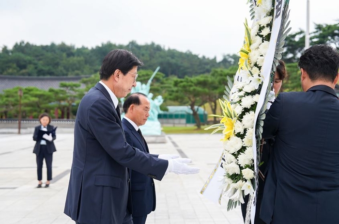 국립 5·18 민주묘지에서 참배한 박형준 부산시장