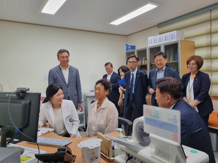 [김현준 한국사회보장정보원장(뒷줄 왼쪽 두번째)이 오영훈 제주도시자와 함께 원격협진(진료)를 참관하고 있다. / 한국사회보장정보원 제공]