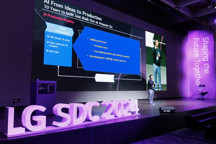 김재철 LG전자 CTO부문 인공지능연구소 상무가 LG SDC 2024에서 기조 연설을 전하는 모습