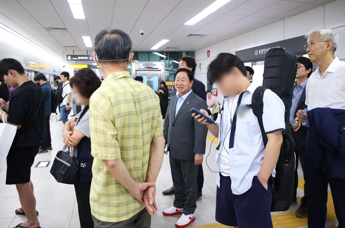 주광덕 남양주시장 10일 별내선 개통 한달 맞이해 출근길 현장점검