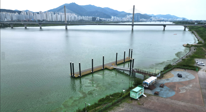 지난달 19일 경남 김해시 대동면과 부산시 북구 경계에 있는 대동화명대교 주변에 녹조가 관찰되고 있다. 연합뉴스