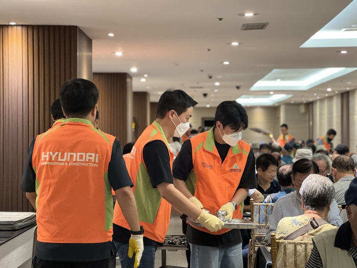 10일 현대건설 직원들이 서울 종로구 연지동에 있는 기독교연합회관에서 추석맞이 경로잔치 봉사활동을 펼치고 있다.