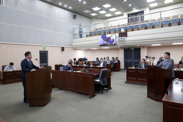 권봉수 구리시의회 의원(왼쪽) 13일 긴급현안질문 진행